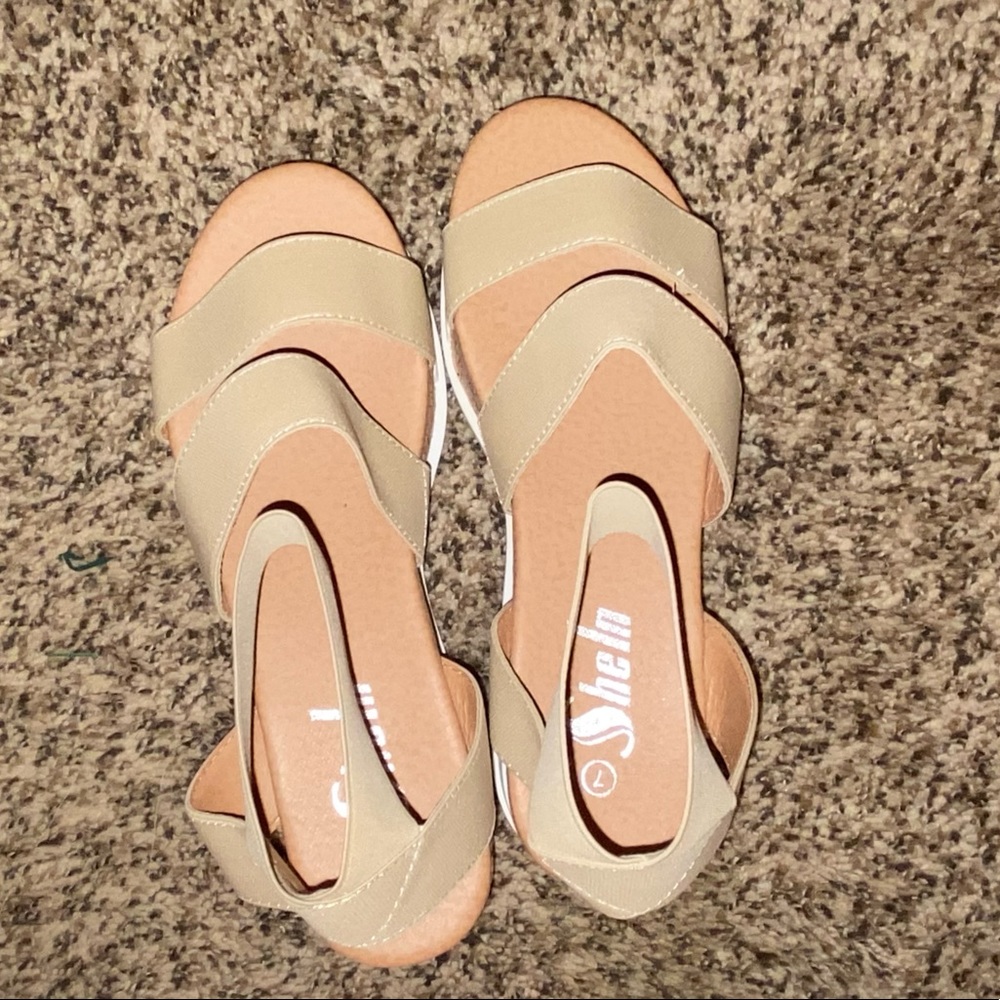 Only worn once, great for breakfast or lunch on the town